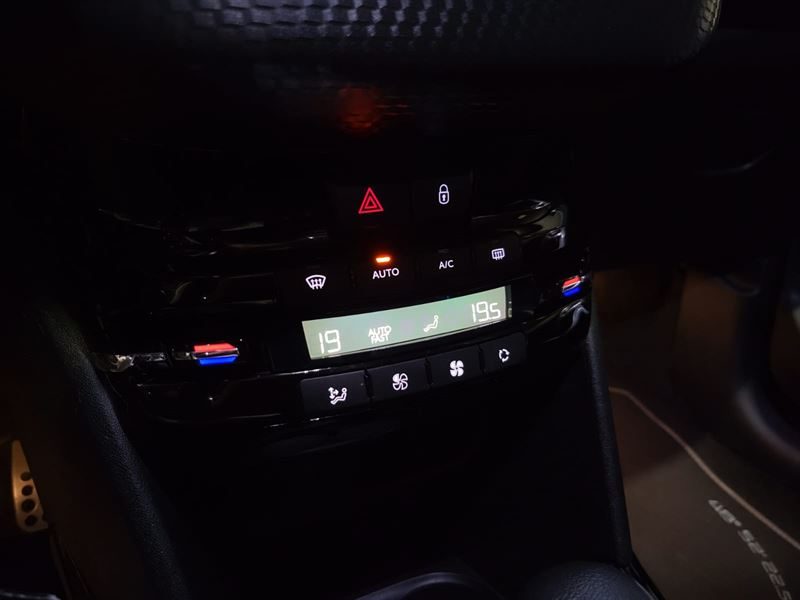 PEUGEOT 2008 1.2 PURETECH 110CH CROSSWAY / TOIT PANO+CAMERA+CARPLAY