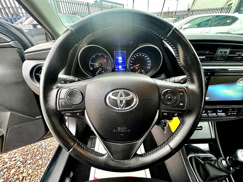 TOYOTA AURIS DYNAMIC BUSINESS 2015