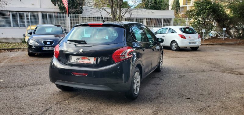 Peugeot 208 1.6 HDi 92 cv, Noir, *Idéale jeune conducteur*,