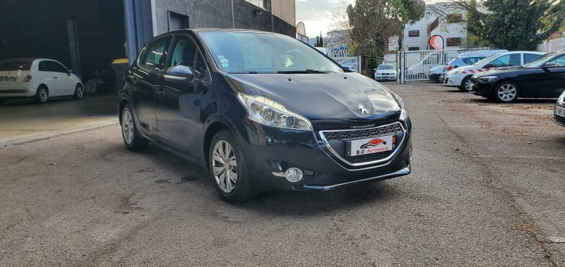 Peugeot 208 1.6 HDi 92 cv, Noir, *Idéale jeune conducteur*,