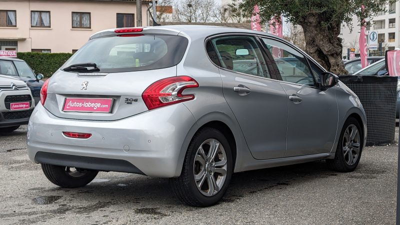 PEUGEOT 208  2015