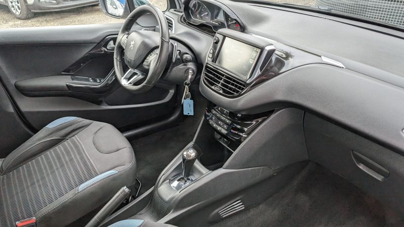 PEUGEOT 208  2015