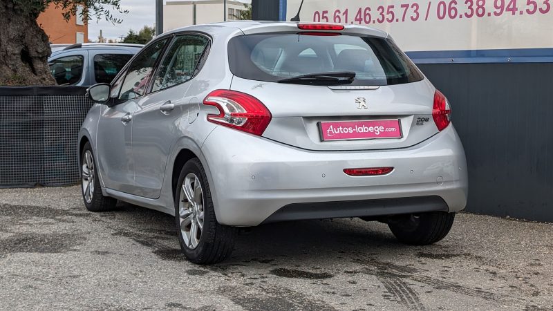 PEUGEOT 208  2015