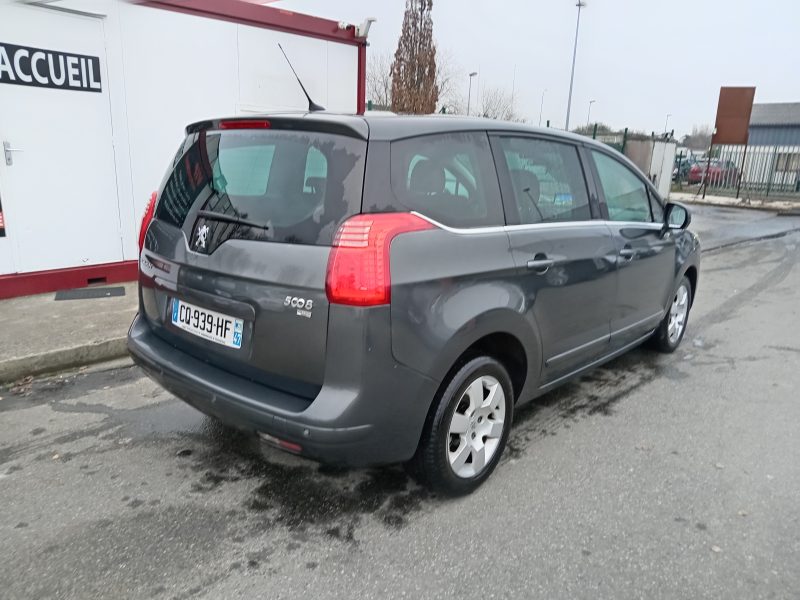 PEUGEOT 5008 2013