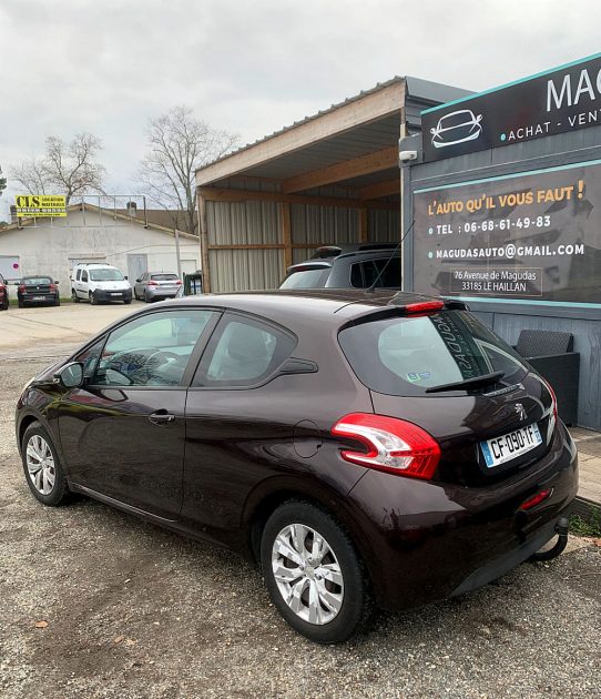 PEUGEOT 208  2012