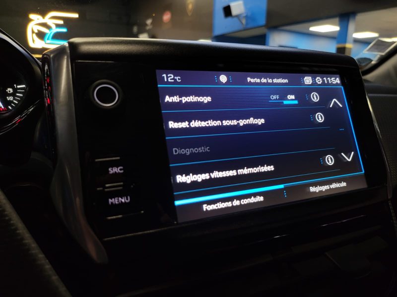 PEUGEOT 208 ALLURE 1.6 BlueHDi 100 cv RADAR DE RECULE / CLIM AUTO / CARPLAY