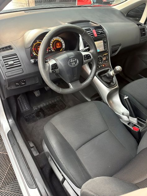 TOYOTA AURIS 2012