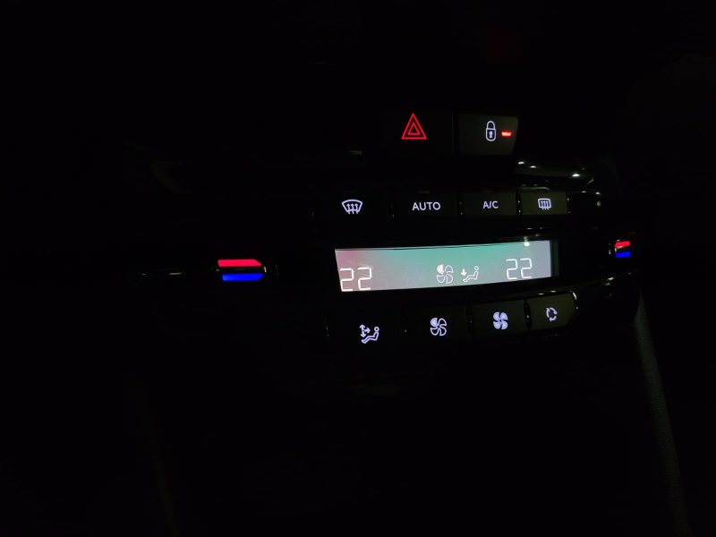 PEUGEOT 208 1.2 PureTech 82cv Allure / APPLE CARPLAY/TOIT PANORAMIQUE/SIEGES CHAUFFANT