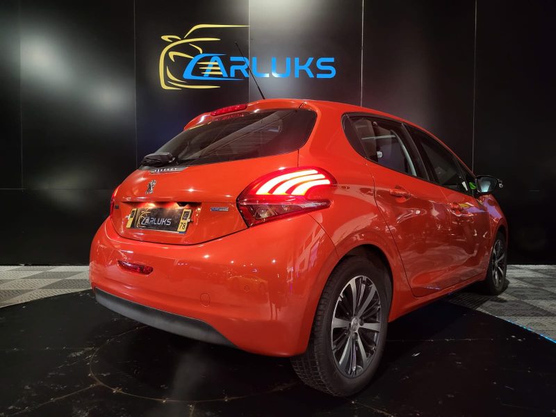 PEUGEOT 208 1.2 PureTech 82cv Allure / APPLE CARPLAY/TOIT PANORAMIQUE/SIEGES CHAUFFANT