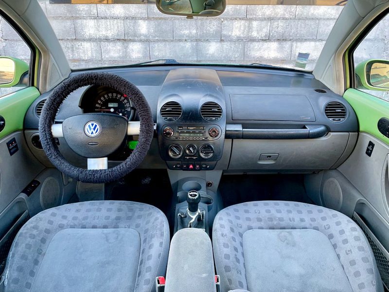 VOLKSWAGEN NEW BEETLE 2001