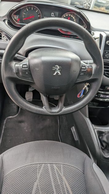 PEUGEOT 208 2015