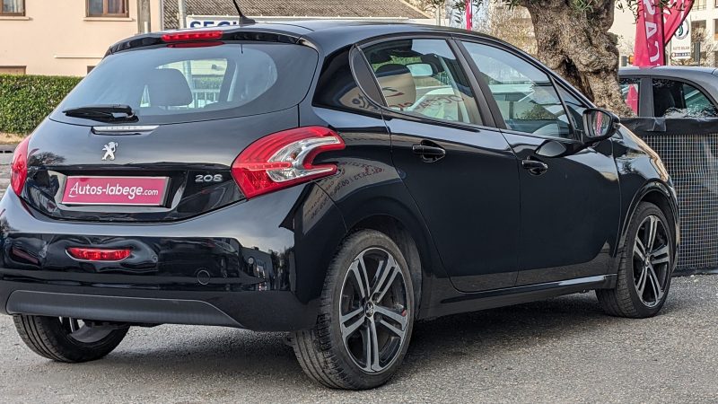 PEUGEOT 208 2015