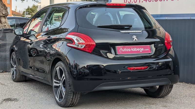 PEUGEOT 208 2015