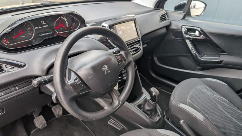 PEUGEOT 208 2015