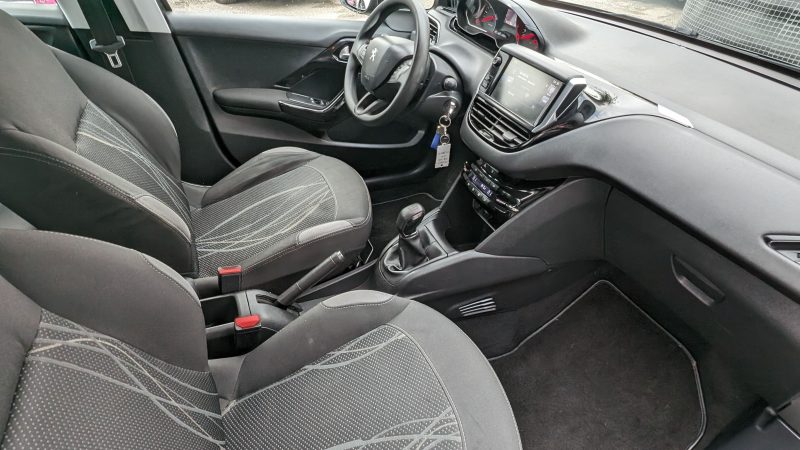 PEUGEOT 208 2015