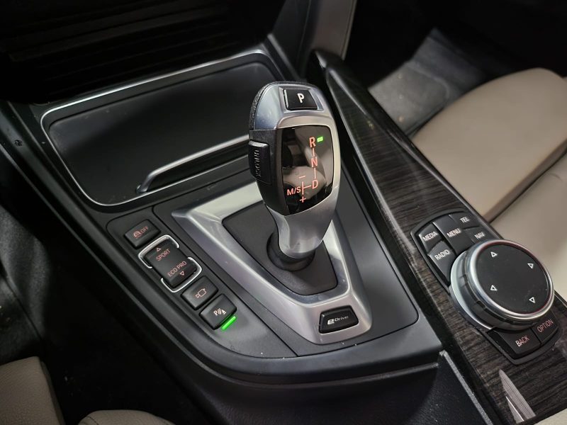 BMW SERIE 3 330 e 252cv LUXURY / TOIT OUVRANT+SIEGE ELECTRIQUE+AFFICHAGE TETE HAUTE/