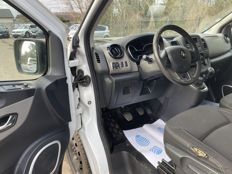 RENAULT TRAFIC 2015