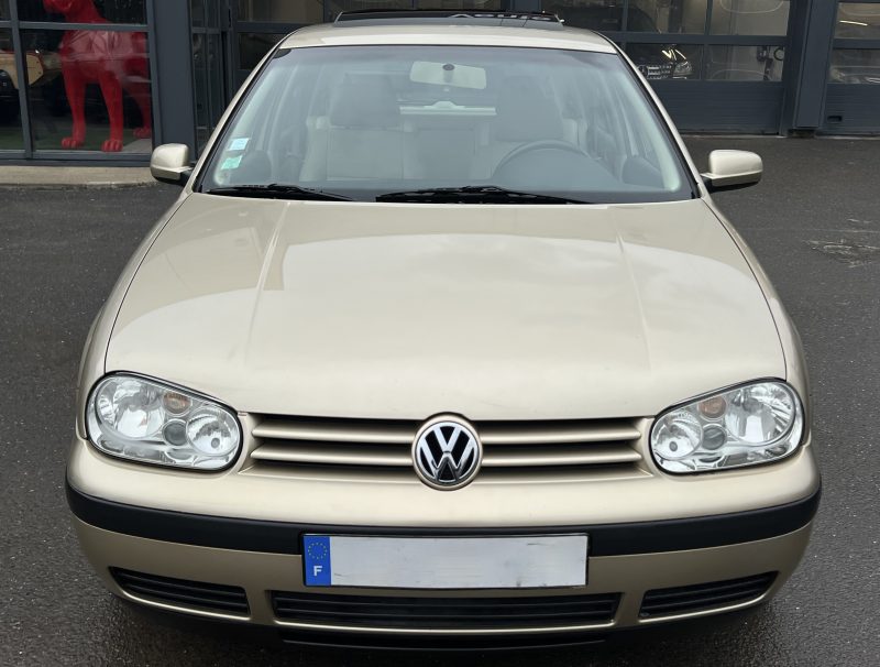 VOLKSWAGEN GOLF 4 IV CARAT 1.6 105 Cv 1ERE MAIN / CUIR TOIT OUVRANT ORIGINE FRANCE - GARANTIE 1 AN