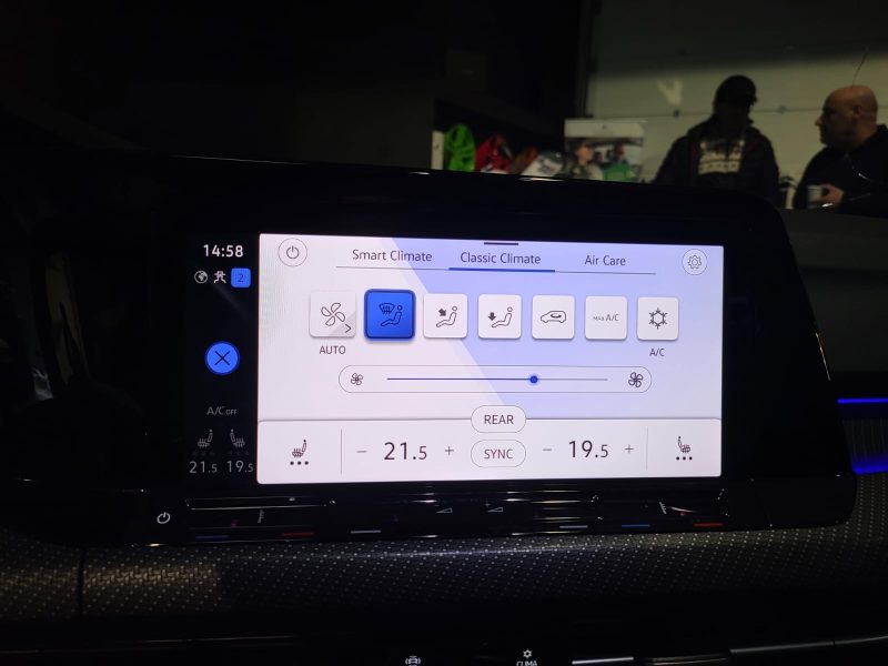 VOLKSWAGEN GOLF VIII R 2.0 TSI 320cv DSG7 / APPLE CARPLAY/AFFICHAGE TETE HAUTE/SIEGES CHAUFFANT