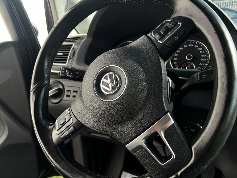 VOLKSWAGEN TOURAN 2012