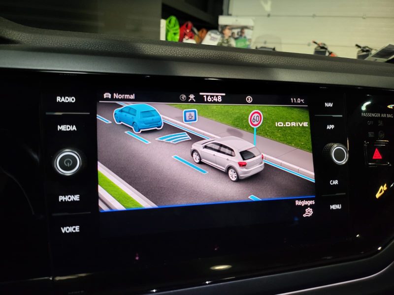 VOLKSWAGEN POLO VI 1.0 TSI 110cv R-Line DSG7 / APPLE CARPLAY/TOIT OUVRANT/CHARGEUR A INDUCTION