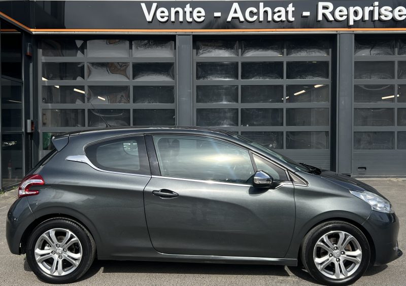 PEUGEOT 208 ALLURE 1.6 E HDI 92 Cv ECRAN TACTILE / BLUETOOTH REGULATEUR 5 PLACES - GARANTIE 1 AN