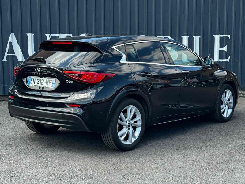 INFINITI Q30 