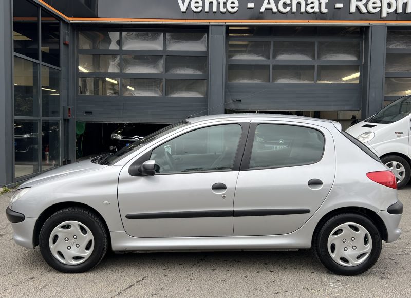 PEUGEOT 206 1.6 110 Cv PREMIERE MAIN / 71 200 Kms 5 PORTES CLIMATISATION BLUETOOTH - GARANTIE 1 AN