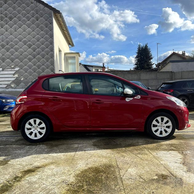 PEUGEOT 208 2015