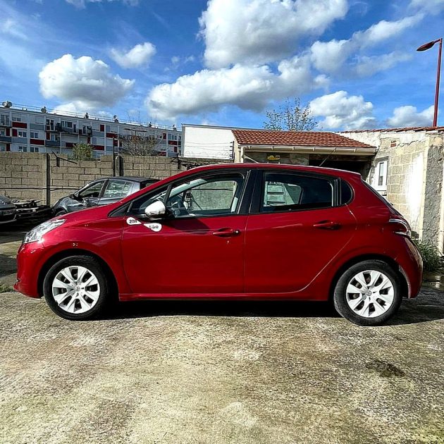 PEUGEOT 208 2015