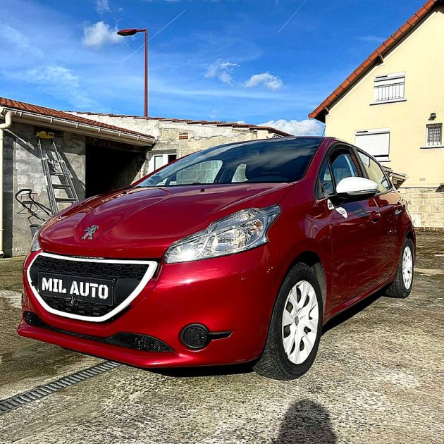 PEUGEOT 208 2015