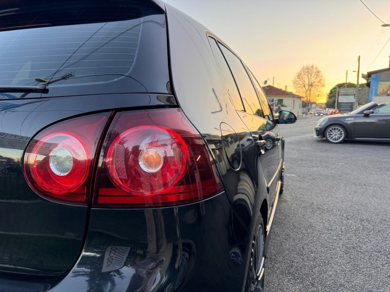 VOLKSWAGEN GOLF V R32 