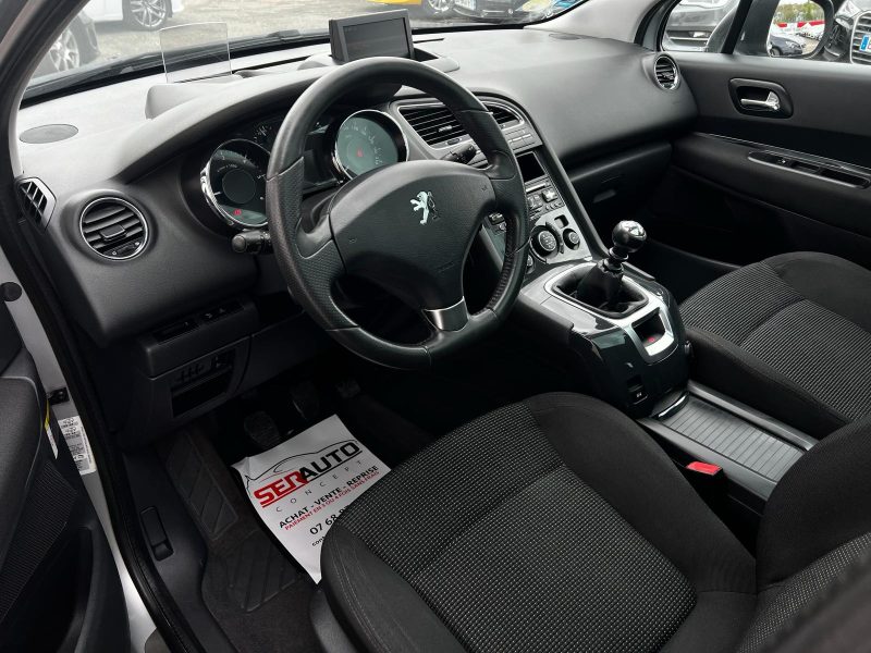 PEUGEOT 5008 2012