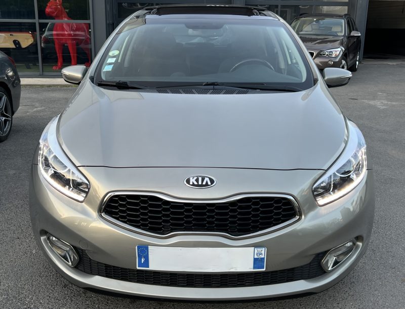 KIA CEED II PREMIUM 1.6 CRDI 128 Cv PREMIERE MAIN / TOIT OUVRANT BLUETOOTH 5 PORTES - GARANTIE 1 AN