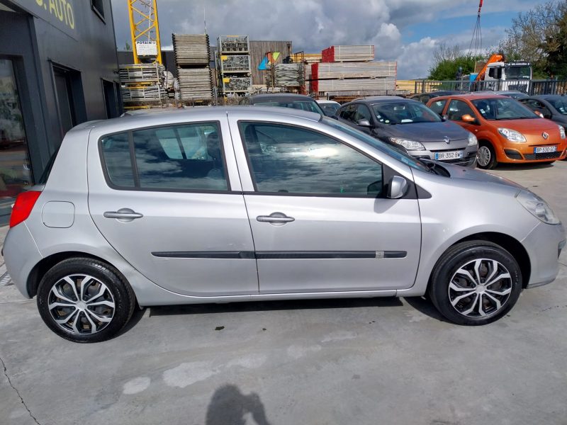 RENAULT CLIO III 1.2 16V 75 Expression