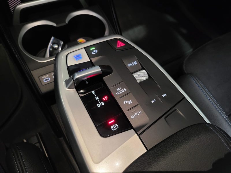 BMW iX1 30 xDrive 313cv M-Sport 1ère Main / APPLE CARPLAY/SIEGES CHAUFFANT/CAMERA 360°