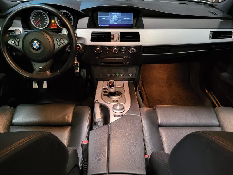 BMW M5 e60 5.0 V10 507cv SMG7 / SIEGES CHAUFFANT/TOIT OUVRANT/COUSSINETS FAIT