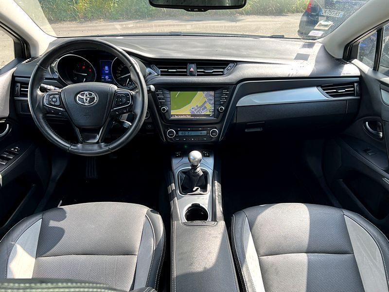 TOYOTA AVENSIS TOURING SPORT 2015