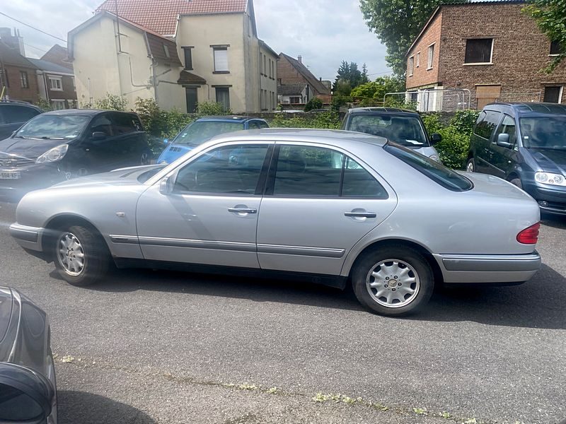 MERCEDES  E220  1998