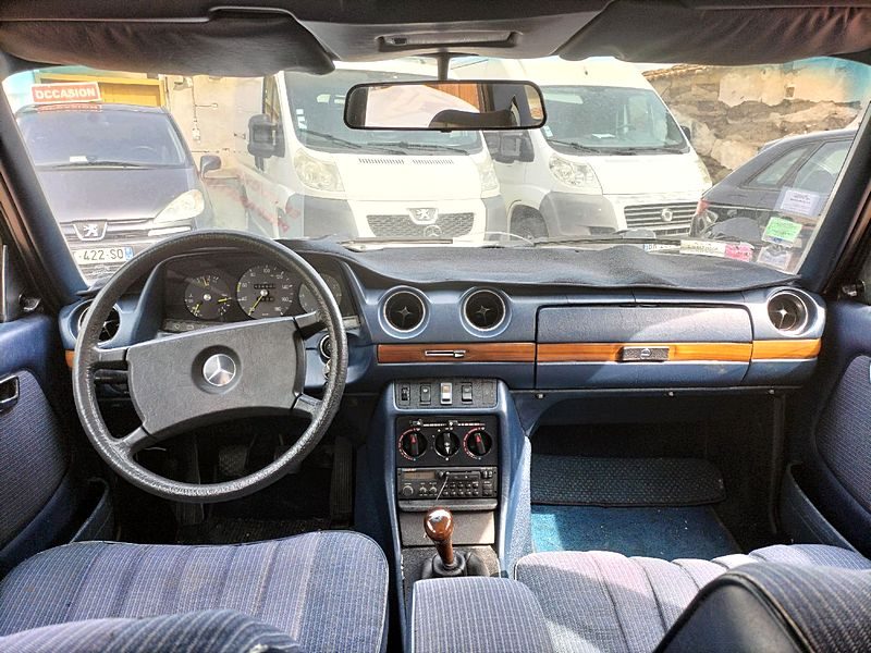 MERCEDES W123 300 D