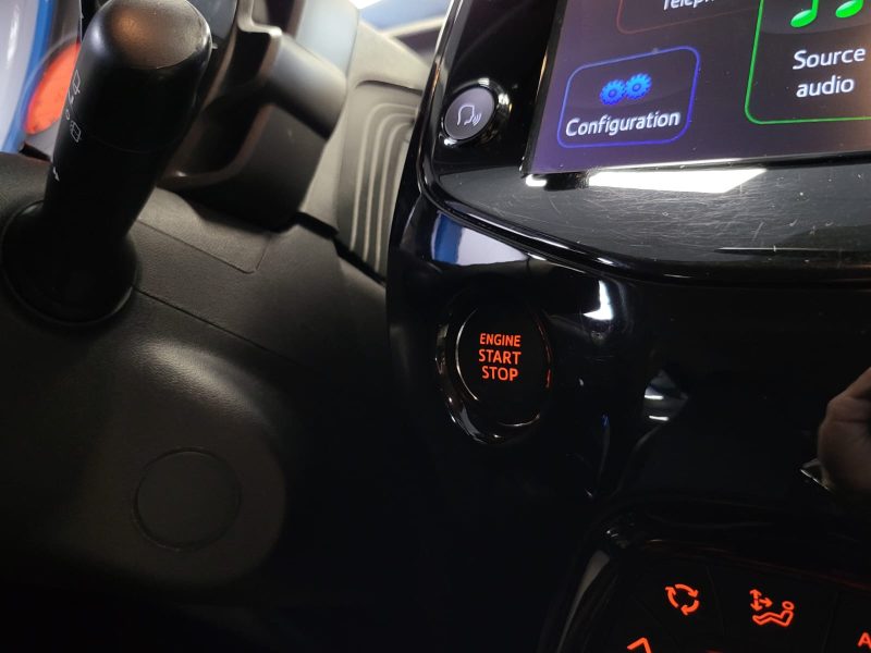 TOYOTA AYGO 1.0 VVTi 72cv X-CLUSIV CARPLAY / CAMERA / KEYLESS / SEMI-CUIR / BI-COLORS