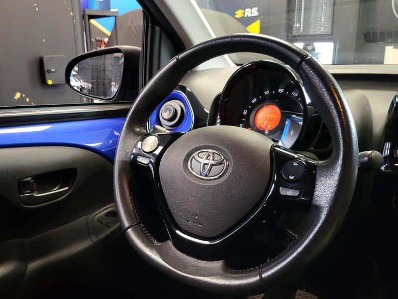 TOYOTA AYGO 1.0 VVTi 72cv X-CLUSIV CARPLAY / CAMERA / KEYLESS / SEMI-CUIR / BI-COLORS