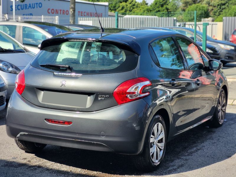 PEUGEOT 208  2013