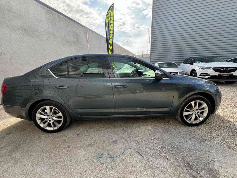 SKODA OCTAVIA 116 ch DSG7 Style / Caméra de Recul / Climatisation  Automatique / Garantie 12 Mois