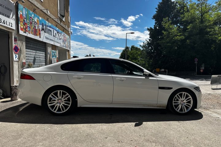 JAGUAR XF XF 2.0 D - 180 ch BVA R-Sport - Toit Ouvrant / Palettes au Volant / Caméra de Recul / Gara