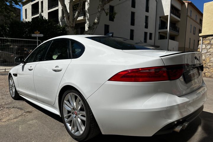 JAGUAR XF XF 2.0 D - 180 ch BVA R-Sport - Toit Ouvrant / Palettes au Volant / Caméra de Recul / Gara