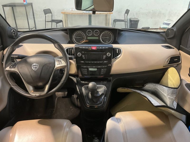 Lancia Ypsilon 0.9 TwinAir Platinum DFS/BVA 5p + Bluetooth/USB