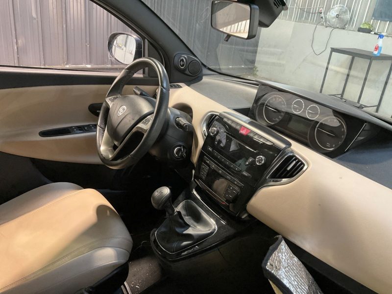 Lancia Ypsilon 0.9 TwinAir Platinum DFS/BVA 5p + Bluetooth/USB