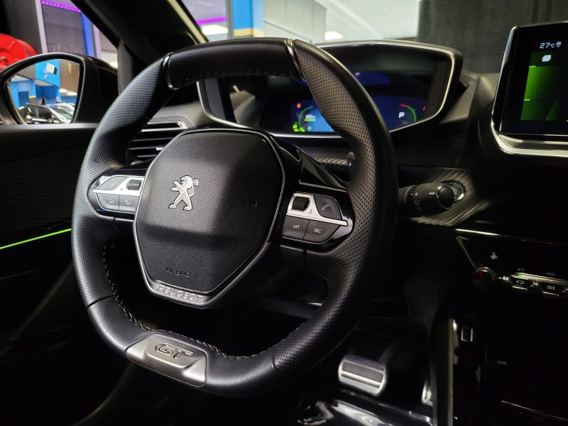 PEUGEOT 208 1.2 131cv GT / SIÈGE ÉLECTRIQUE+CARPLAY+CAMÉRA DE RECUL+TOIT PANO+VIRTUAL COCKPIT+LUMIÈR