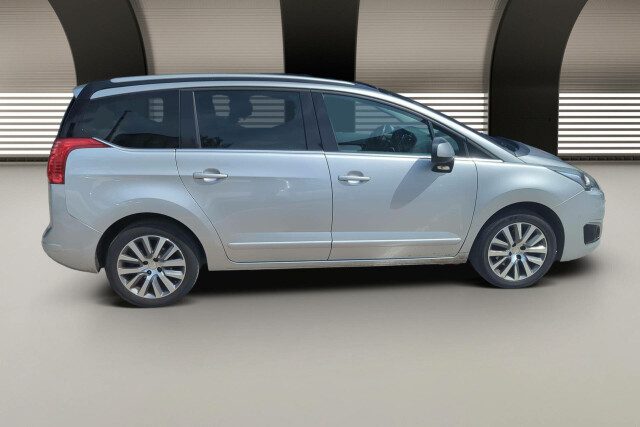 PEUGEOT 5008 2015